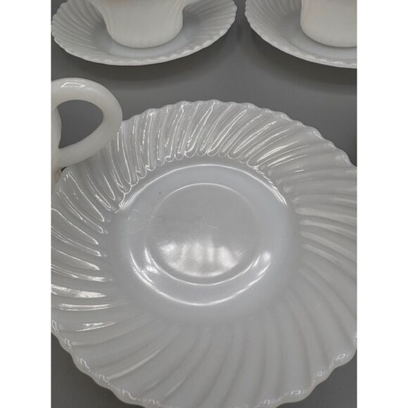 Set of Four Vintage Christmas Cups and Saucers Termocrisa Mexico Holly - Picture 6 of 6